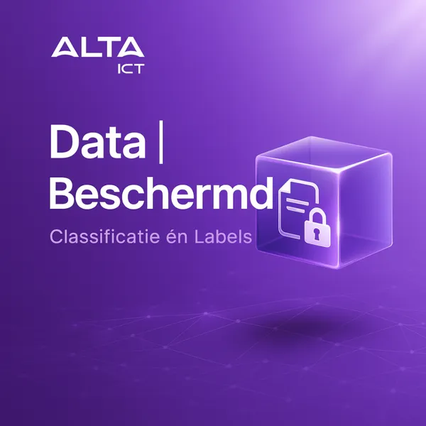 Gegevensclassificatie vs. Sensitivity Labels in Microsoft Purview Wit ALTA-ICT logo op paarse achtergrond, met tekst “Data Beschermd” en zwevende transparante kubus met slot.